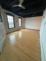 115 W Galena Blvd in Aurora, IL - Building Photo