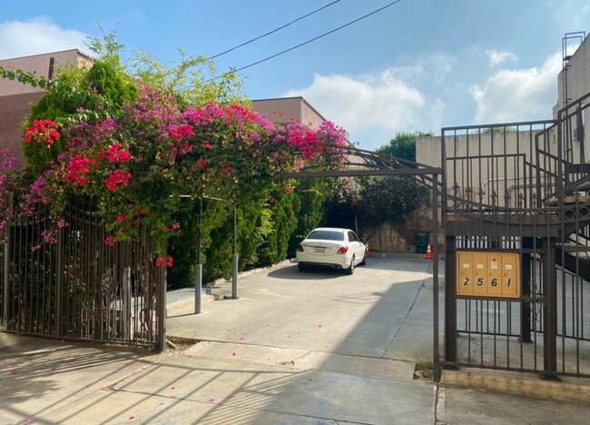 2561 E Colorado Blvd, Unit Apt #1 in Pasadena, CA - Building Photo - Building Photo