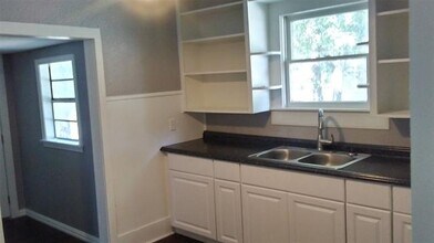 714 Narrow St in Weatherford, TX - Building Photo - Building Photo