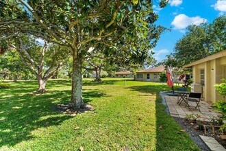 2304 Lark Ln in Sarasota, FL - Building Photo - Building Photo