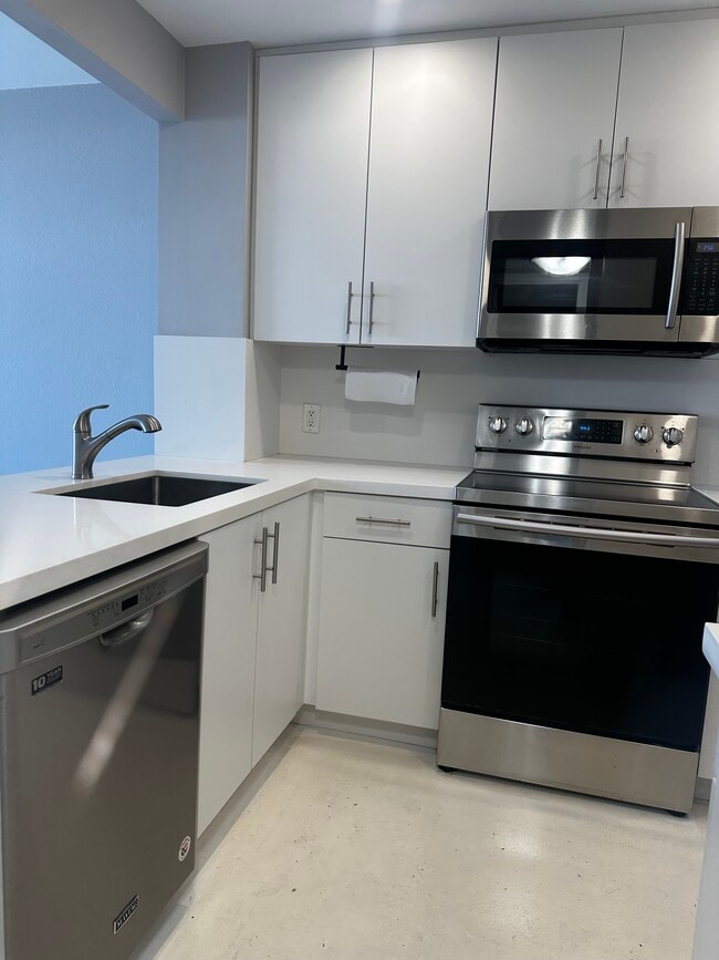 1020 Meridian Ave, Unit 811 in Miami Beach, FL - Building Photo - Building Photo