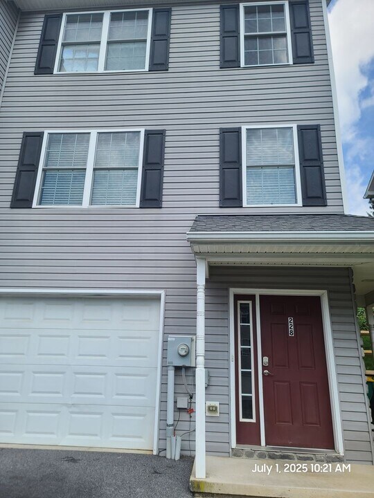 228 Crown Ct in Waynesboro, PA - Building Photo