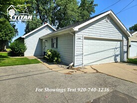 2303 Lakeside Pl in Green Bay, WI - Building Photo