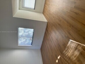 201 W Park Dr in Miami, FL - Foto de edificio - Building Photo