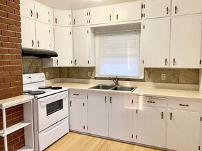 511 W 16th Ave in Hutchinson, KS - Building Photo - Building Photo