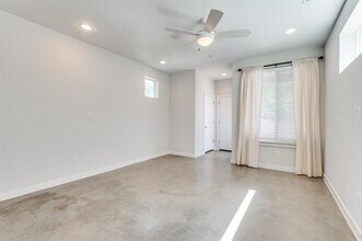 1155 Crownview Ln in Dallas, TX - Building Photo - Building Photo