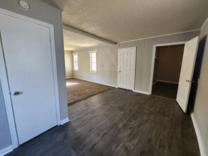 1402 S McAuley Dr in West Memphis, AR - Building Photo - Building Photo