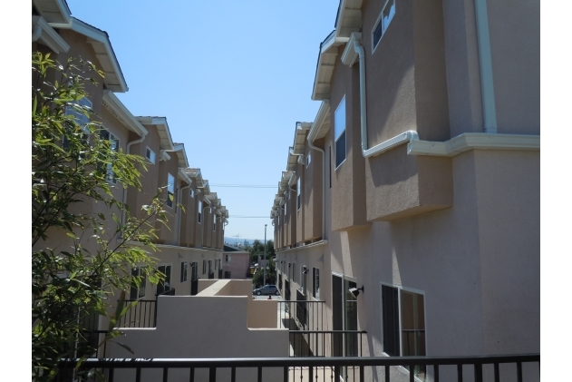 Neptune Townhomes in Wilmington, CA - Foto de edificio - Building Photo