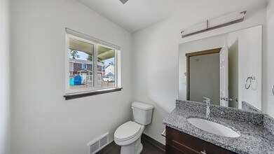 120 NE 10th Ave in Oak Harbor, WA - Building Photo - Building Photo