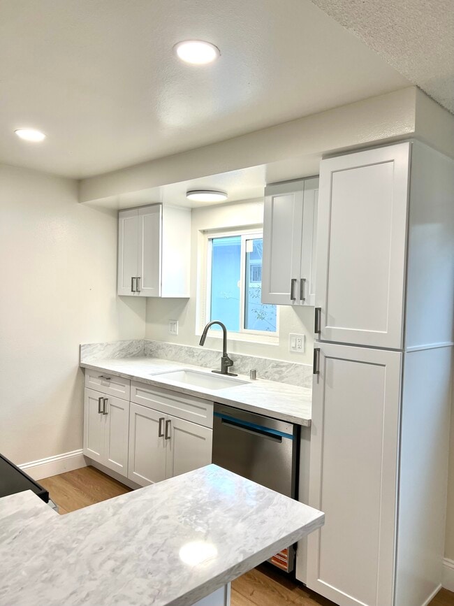 1218 Amethyst St, Unit C in Redondo Beach, CA - Building Photo - Building Photo