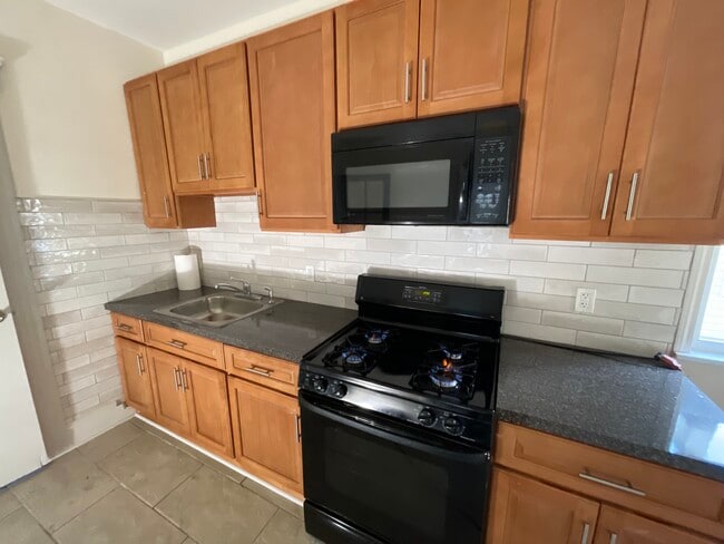 653 Jefferson Ave, Unit 2nd fl in Elizabeth, NJ - Building Photo - Building Photo