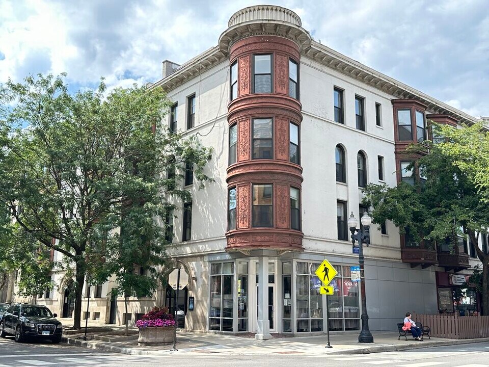 605 W Surf St in Chicago, IL - Building Photo