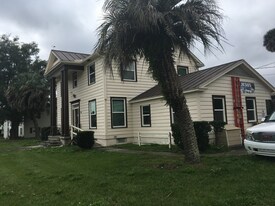 300 Spg Gdn Ave S in DeLand, FL - Building Photo