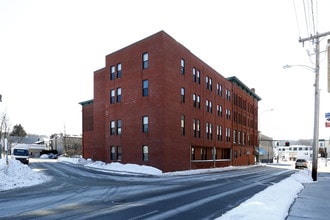 Pequoig House in Athol, MA - Foto de edificio - Building Photo
