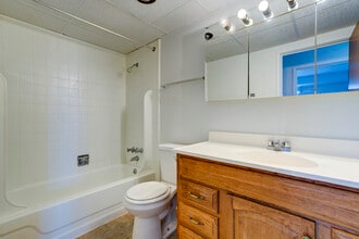 Lake Pointe in Ypsilanti, MI - Foto de edificio - Interior Photo