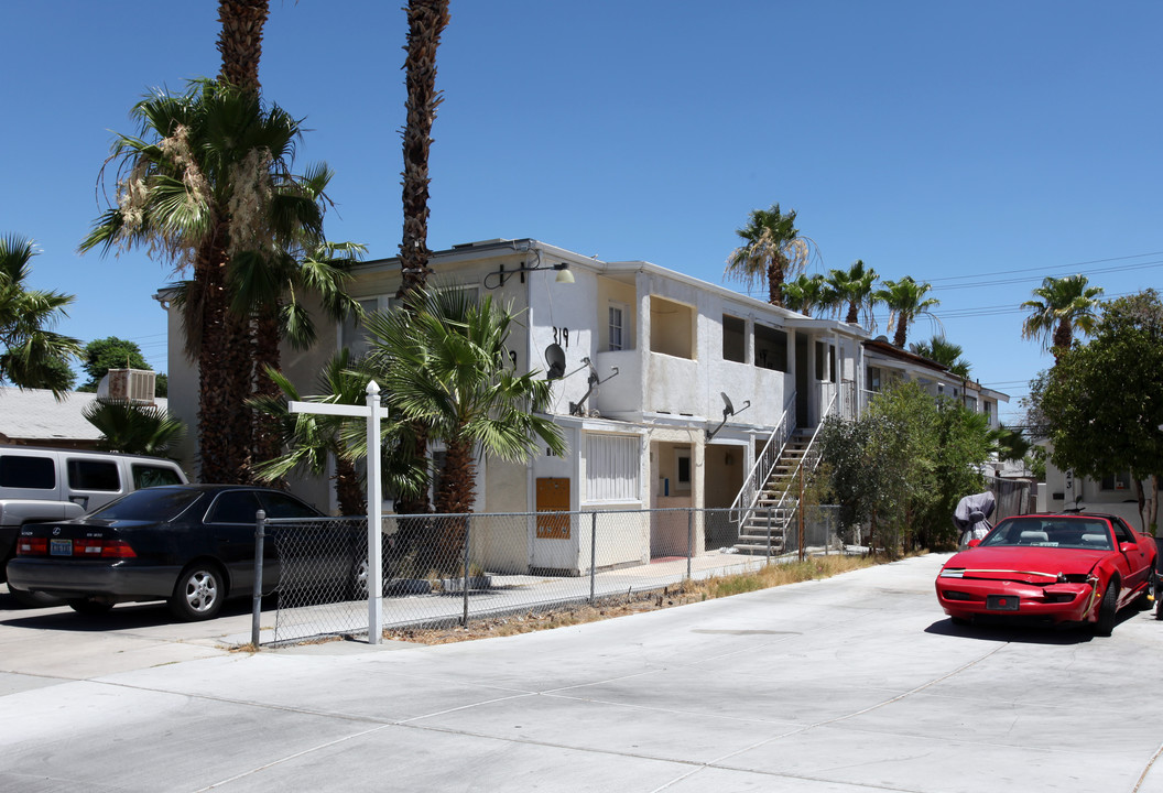 319 S 10th St in Las Vegas, NV - Building Photo