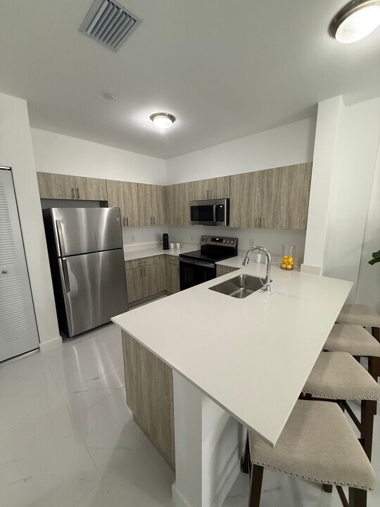 810 SW 71st Ave, Unit B21 in Miami, FL - Building Photo