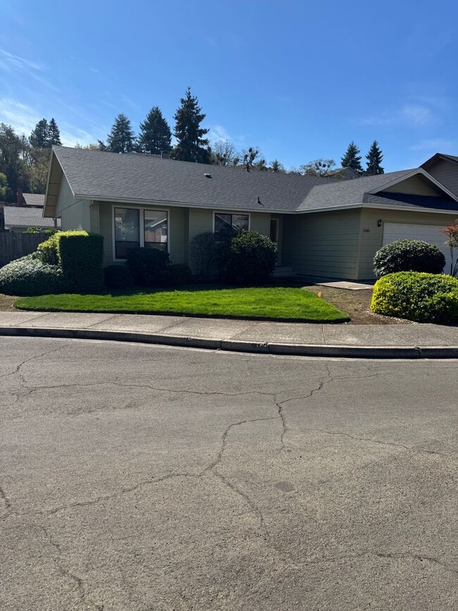 2245 NW Cabrillo Ct in Roseburg, OR - Building Photo - Building Photo