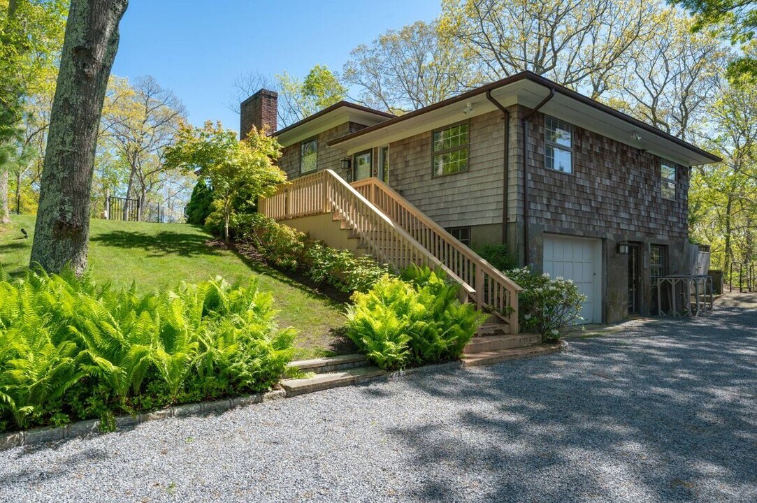 3 Quadrant Hill Rd in East Hampton, NY - Building Photo