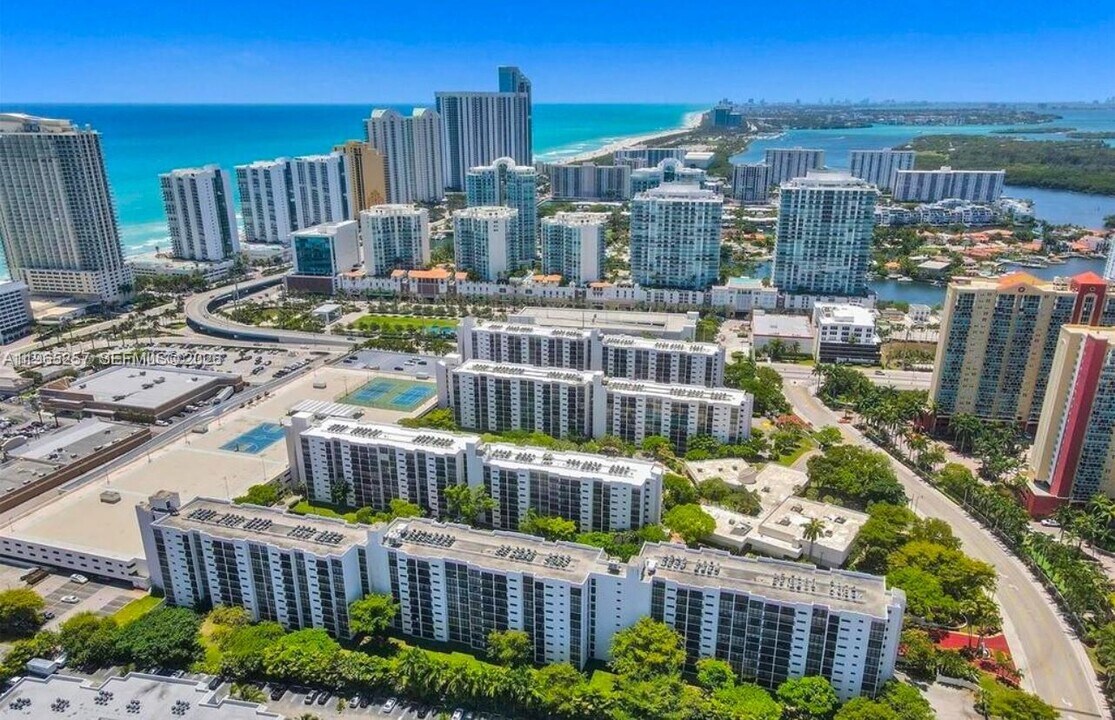 17011 N Bay Rd in Sunny Isles Beach, FL - Building Photo