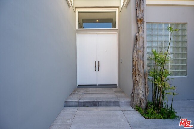 1708 Clear View Dr in Beverly Hills, CA - Building Photo - Building Photo