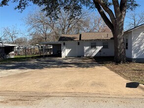 521 S Oak Ave in Luling, TX - Building Photo - Building Photo