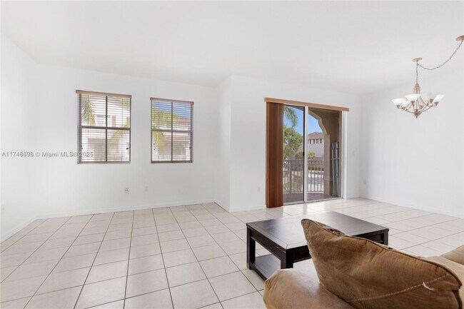 8858 W Flagler St in Miami, FL - Building Photo - Building Photo