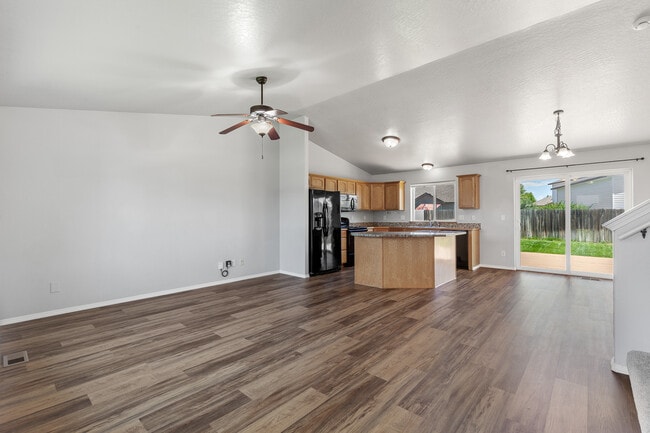 3766 N Guy Rd in Post Falls, ID - Foto de edificio - Building Photo