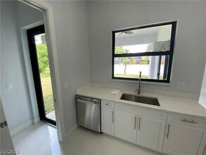 3738 SE Santa Barbara Pl in Cape Coral, FL - Foto de edificio - Building Photo