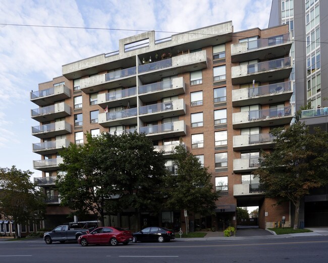 Holland Court in Ottawa, ON - Building Photo - Building Photo