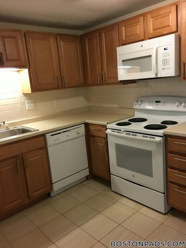 8 R Riverside St in Watertown, MA - Building Photo - Building Photo