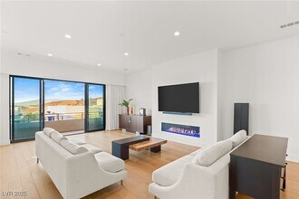 394 Solitude Peak Ln in Henderson, NV - Building Photo - Building Photo