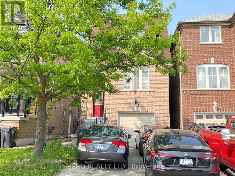 33 Caranci Crescent in Brampton, ON - Building Photo