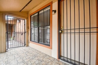 10100 S Gessner Rd in Houston, TX - Building Photo - Building Photo