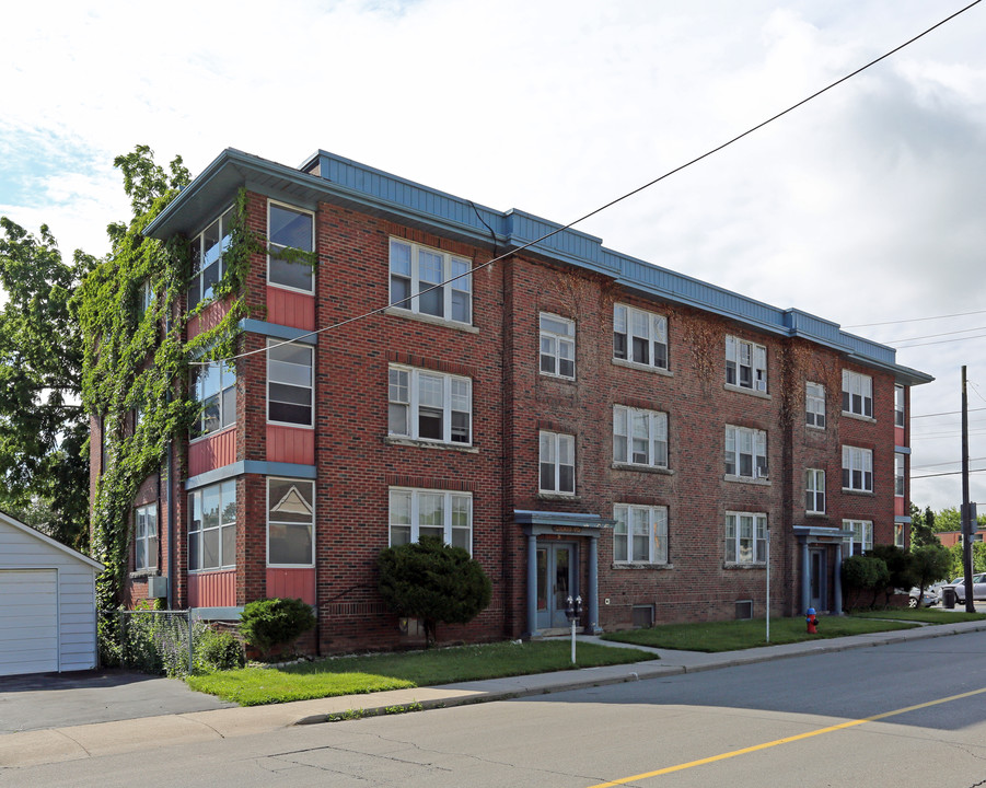 Longwood Apartments in Hamilton, ON - Building Photo