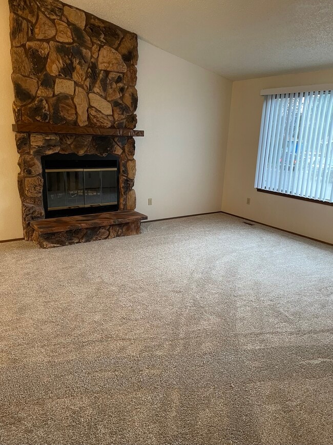 711 11th St NE in East Wenatchee, WA - Foto de edificio - Building Photo