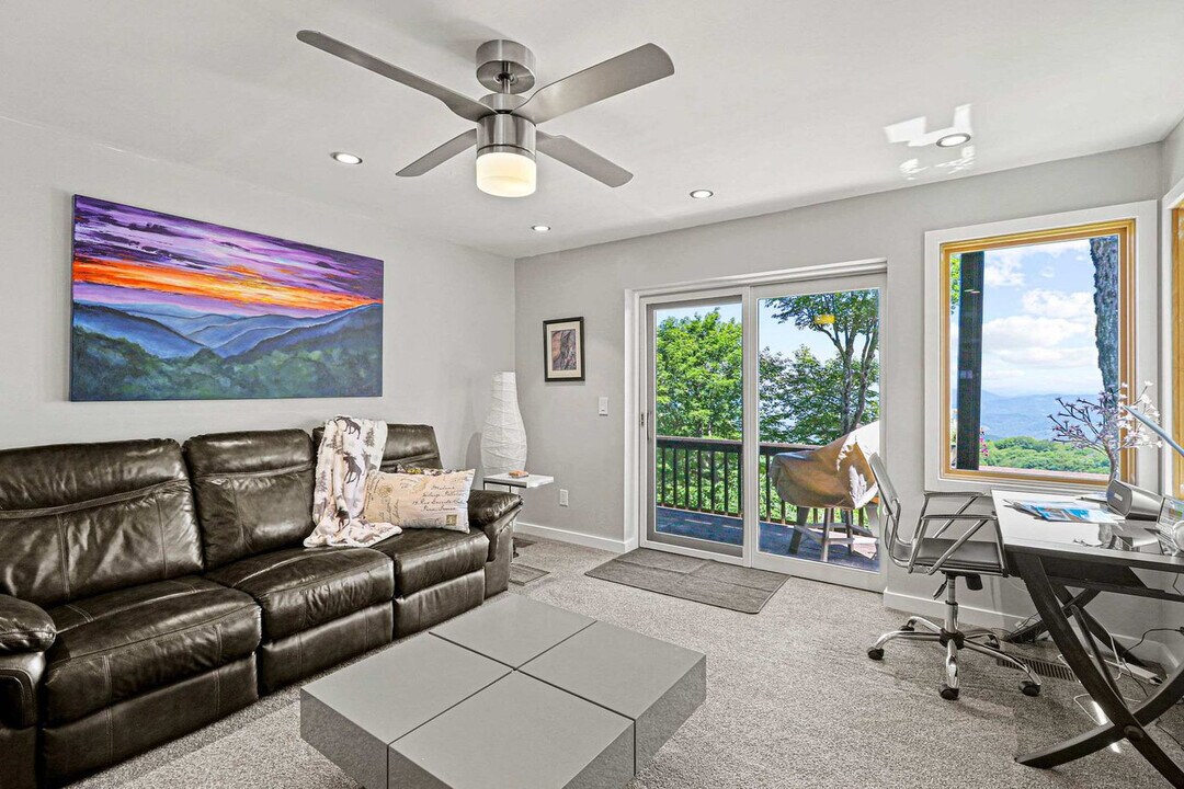 220 Northridge Rd in Beech Mountain, NC - Building Photo