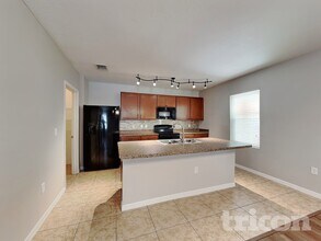 3799 Crossline Dr in Spring Hill, FL - Foto de edificio - Building Photo