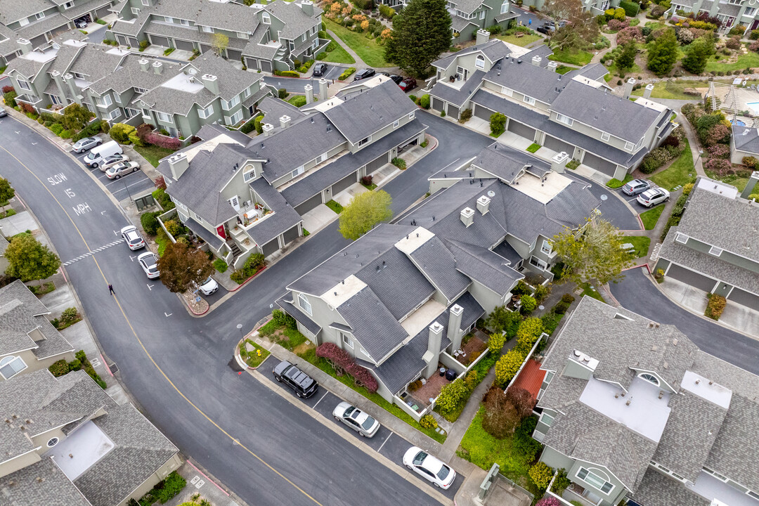 Village in the Park in Daly City, CA - Foto de edificio