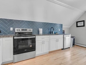 10 W Elm St, Unit B in Sanford, ME - Building Photo - Building Photo
