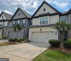 5531 Garens Way in Flowery Branch, GA - Building Photo
