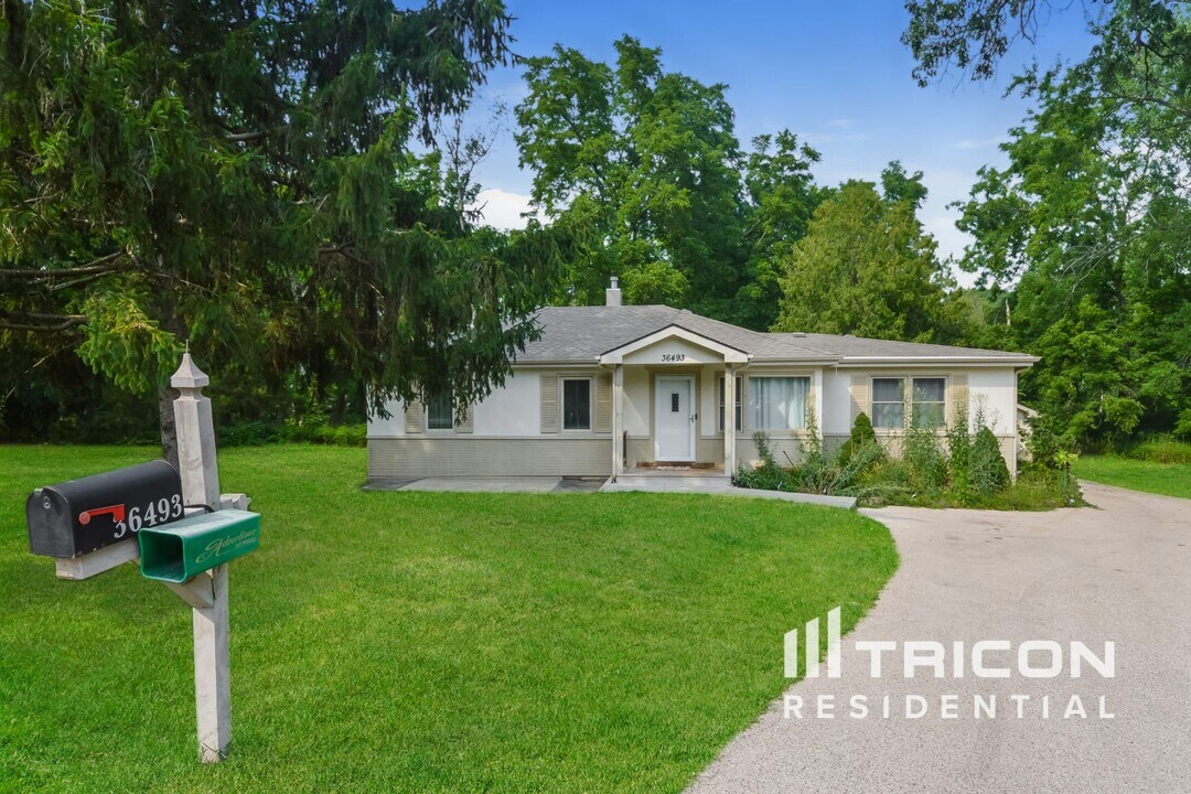 36493 N Hawthorne Ln in Ingleside, IL - Building Photo
