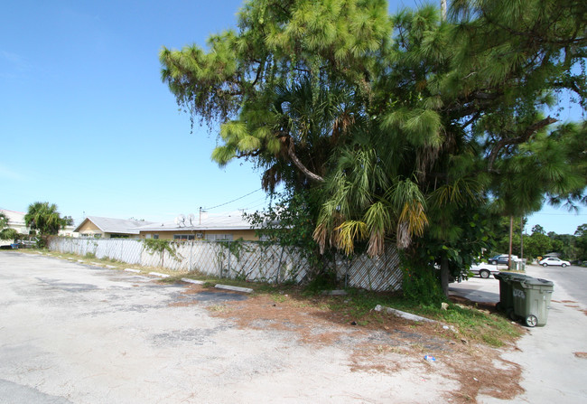 St. Dominic Manor in Sarasota, FL - Foto de edificio - Building Photo