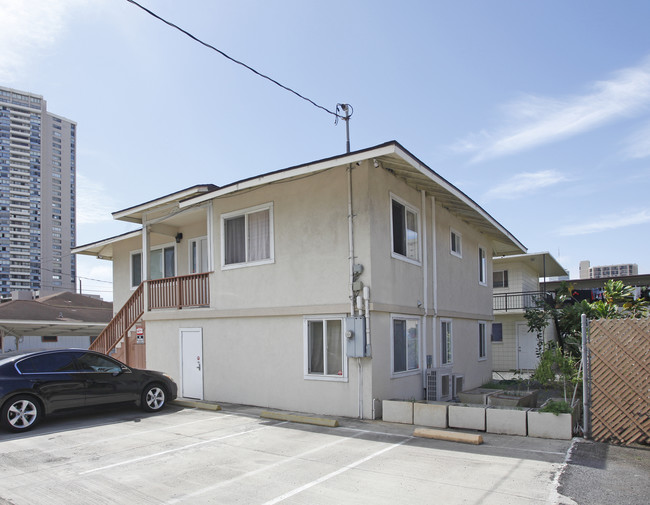 748 Isenberg St in Honolulu, HI - Building Photo - Building Photo