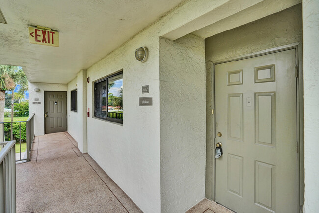 5574 Witney Dr in Delray Beach, FL - Foto de edificio - Building Photo