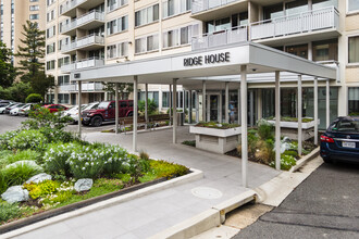 Ridge House Condominiums in Arlington, VA - Building Photo - Building Photo