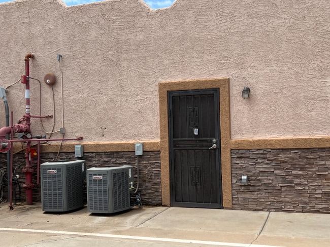 9220 W Indian School Rd in Phoenix, AZ - Building Photo - Building Photo