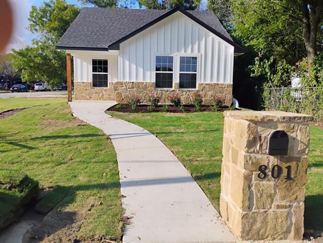 801 NE 1st St in Mineral Wells, TX - Building Photo