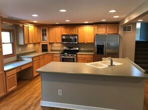 6735 Van Buren Pl in Merrillville, IN - Foto de edificio - Building Photo