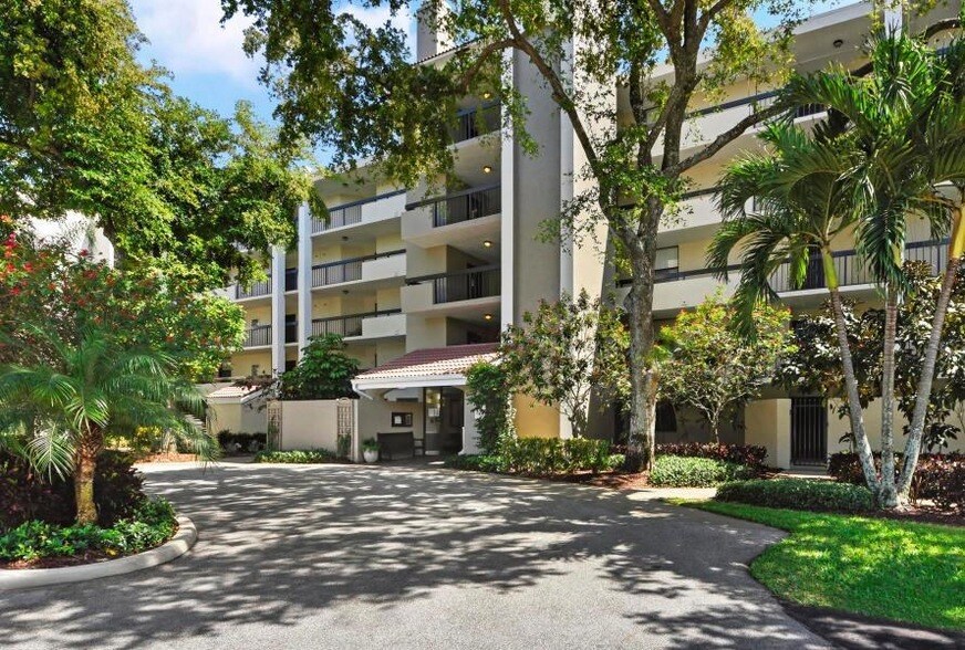 820 Lavers Cir, Unit G404 in Delray Beach, FL - Building Photo